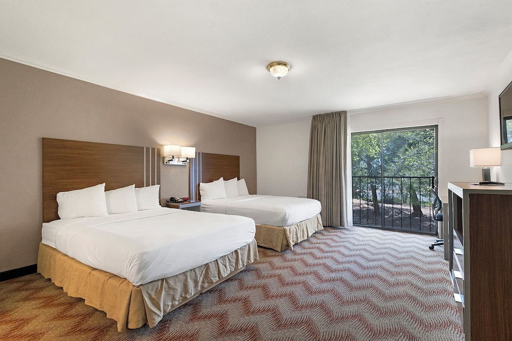 Standard Room, 2 Queen Beds, Non Smoking - Photo 3