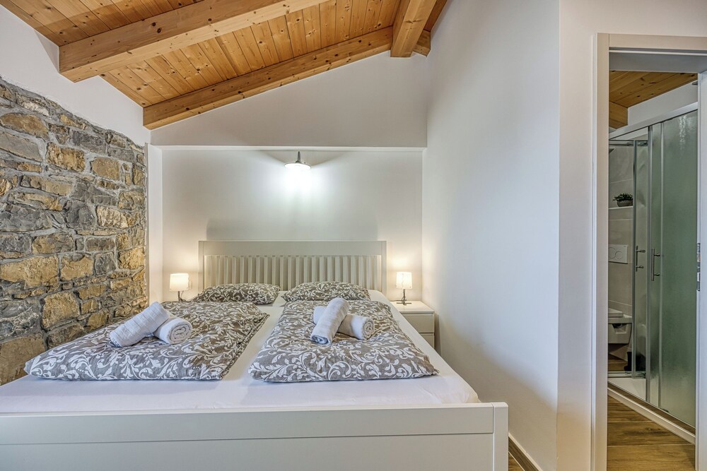 Honeymoon Apartment, Multiple Bedrooms (Istrian Casa Pr Marici Relaxing)