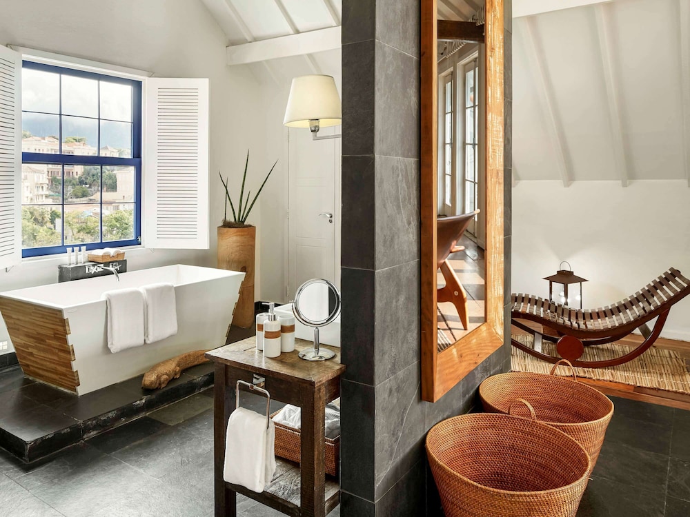 Suite, 1 King Bed, Balcony