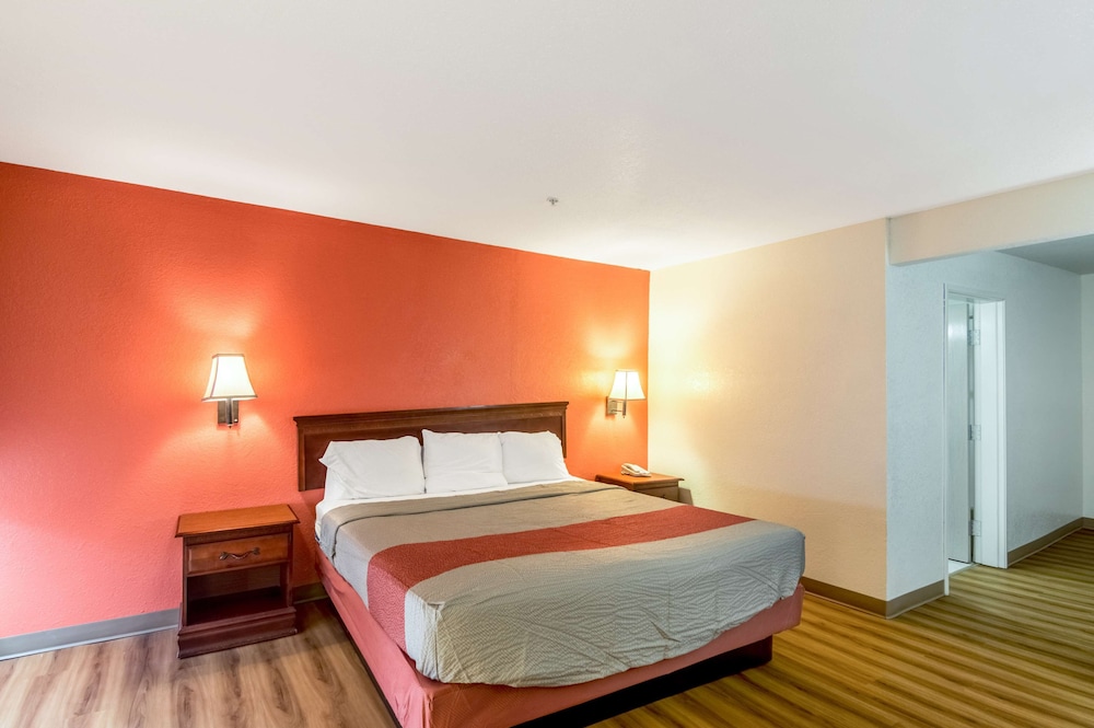 Deluxe Suite, 1 King Bed, Non Smoking, Hot Tub - Photo 4