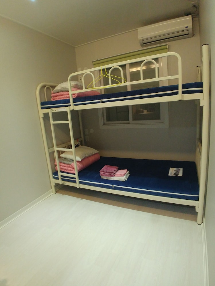 Basic Single Room, 1 Bedroom, Non Smoking photo 2