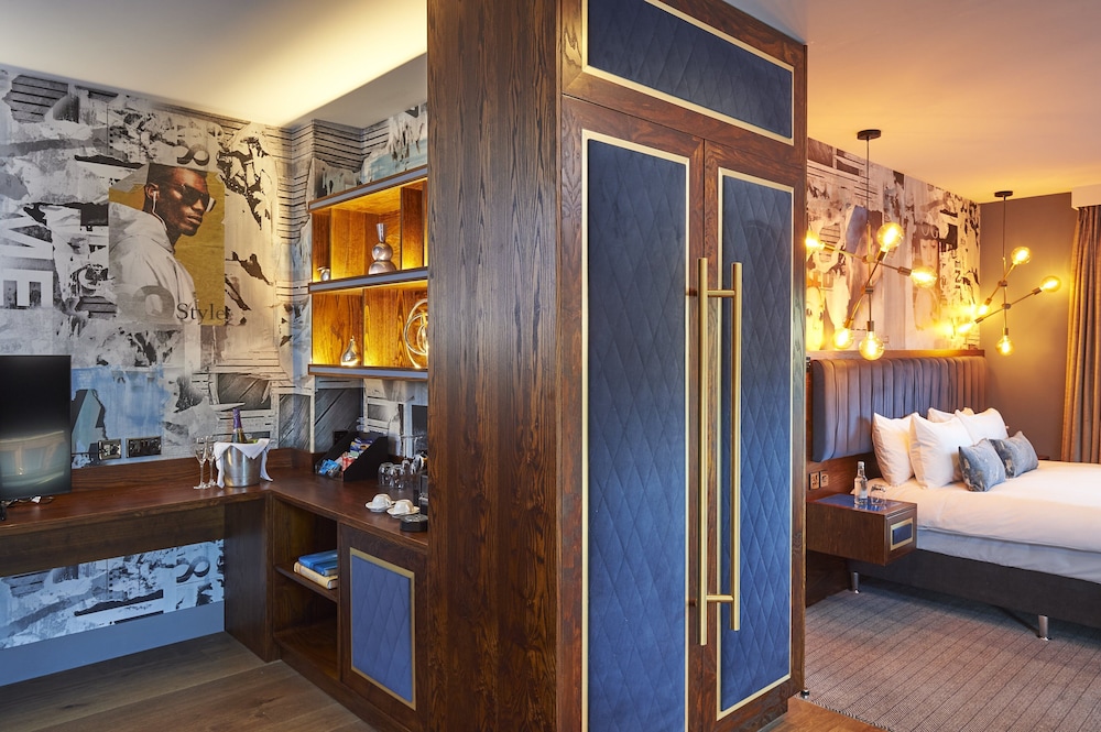 Corner Suite - Photo 8