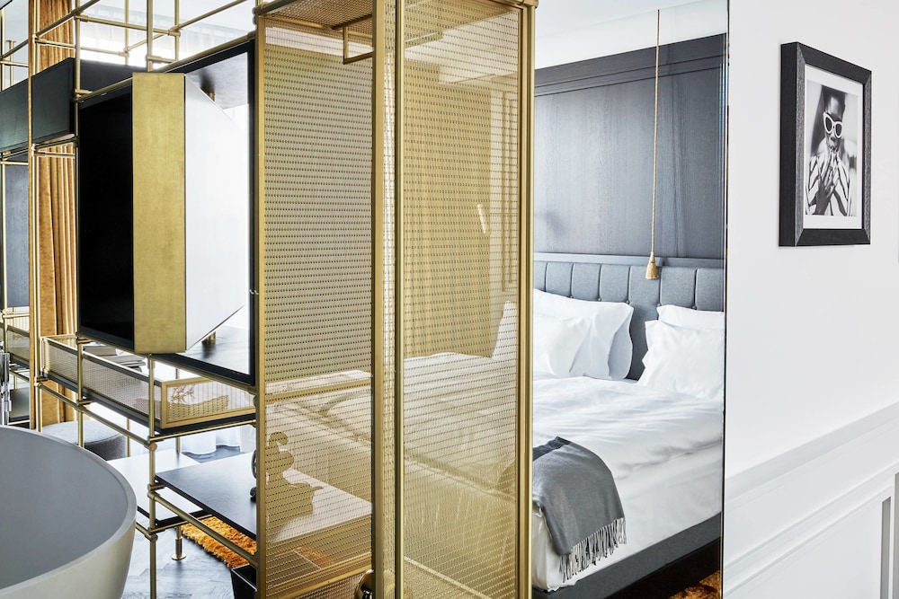 Suite, 1 King Bed, Balcony Suite, 1 King Bed, Balcony