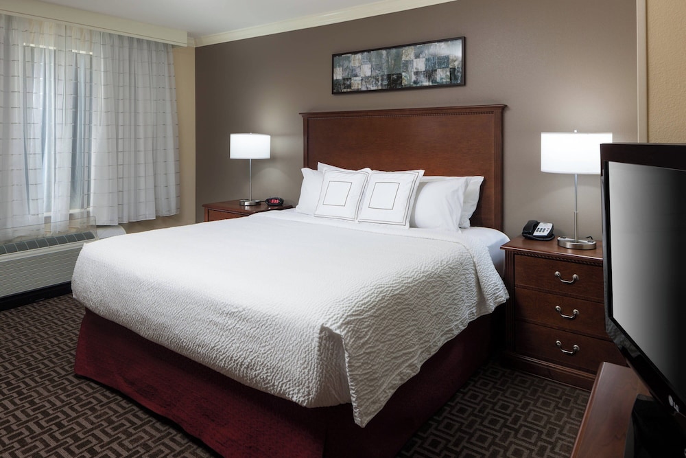 Suite, 1 King Bed - Photo 3