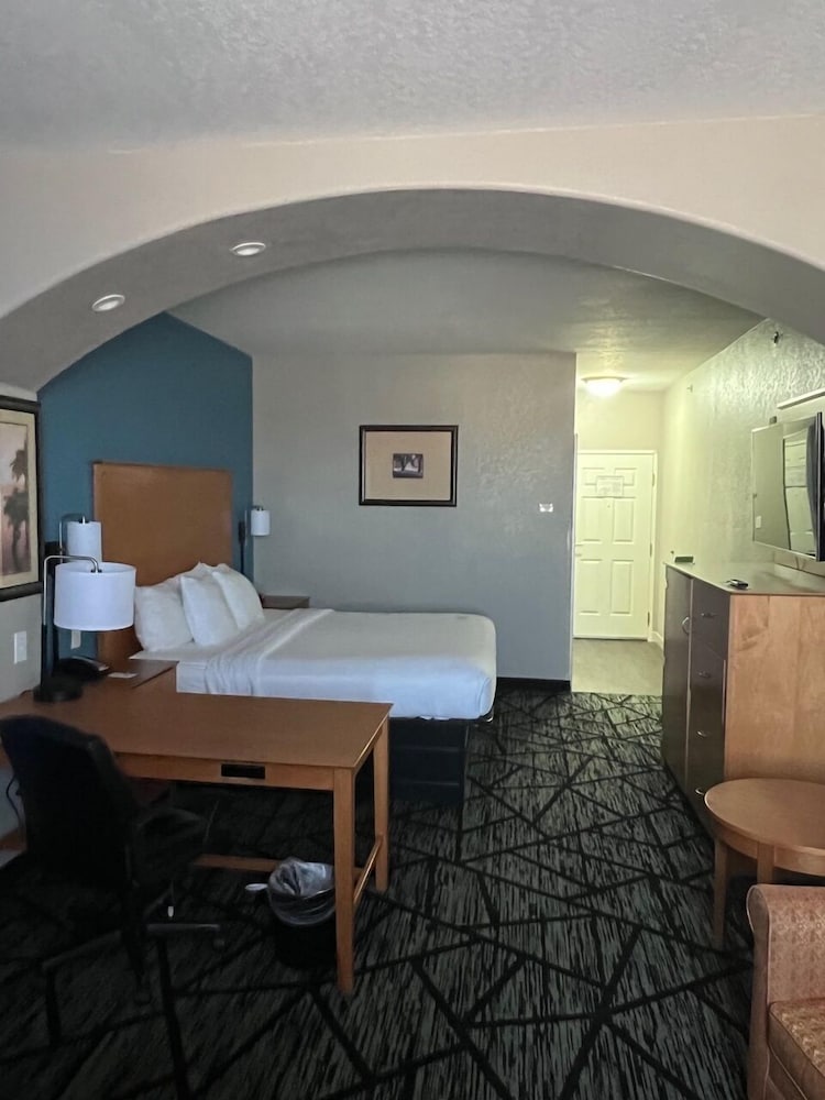 Deluxe Room, 1 King Bed, Non Smoking - Photo 4