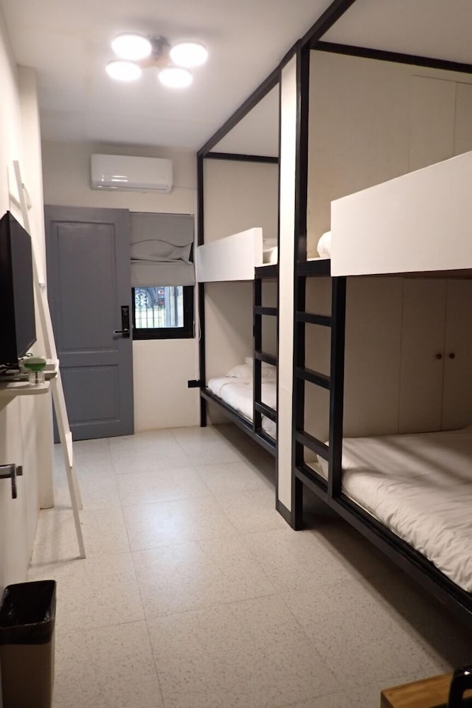 Economy Room, Multiple Beds, Non Smoking - Photo 9