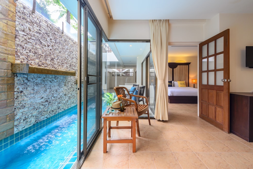 Junior Suite Pool Access photo 3