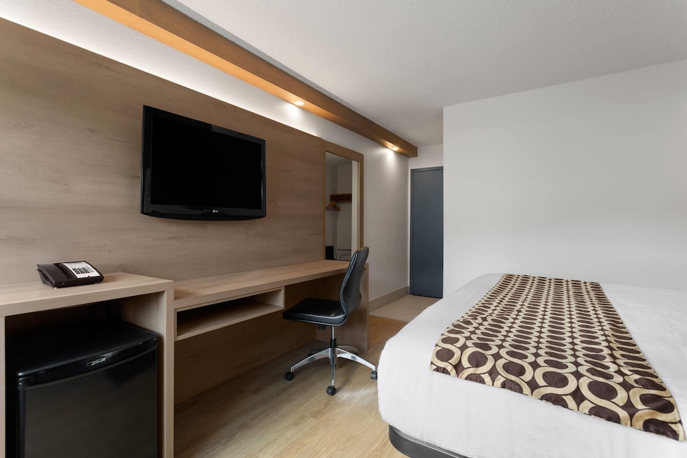Room, 1 King Bed, Non Smoking (Pet-Friendly) photo 2