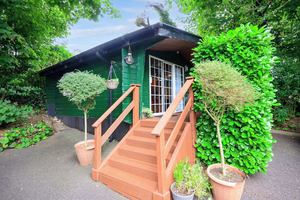 Traditional Cabin, Private Bathroom, Garden View (Tiny Rustic)