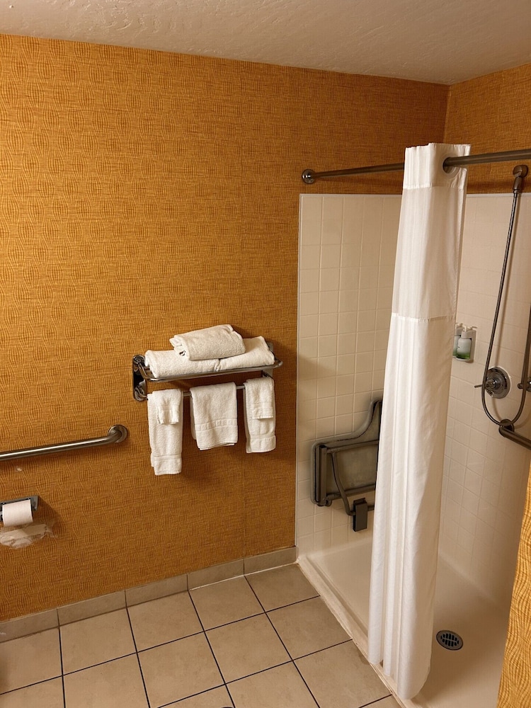 Standard Room, Roll-in Shower photo 2