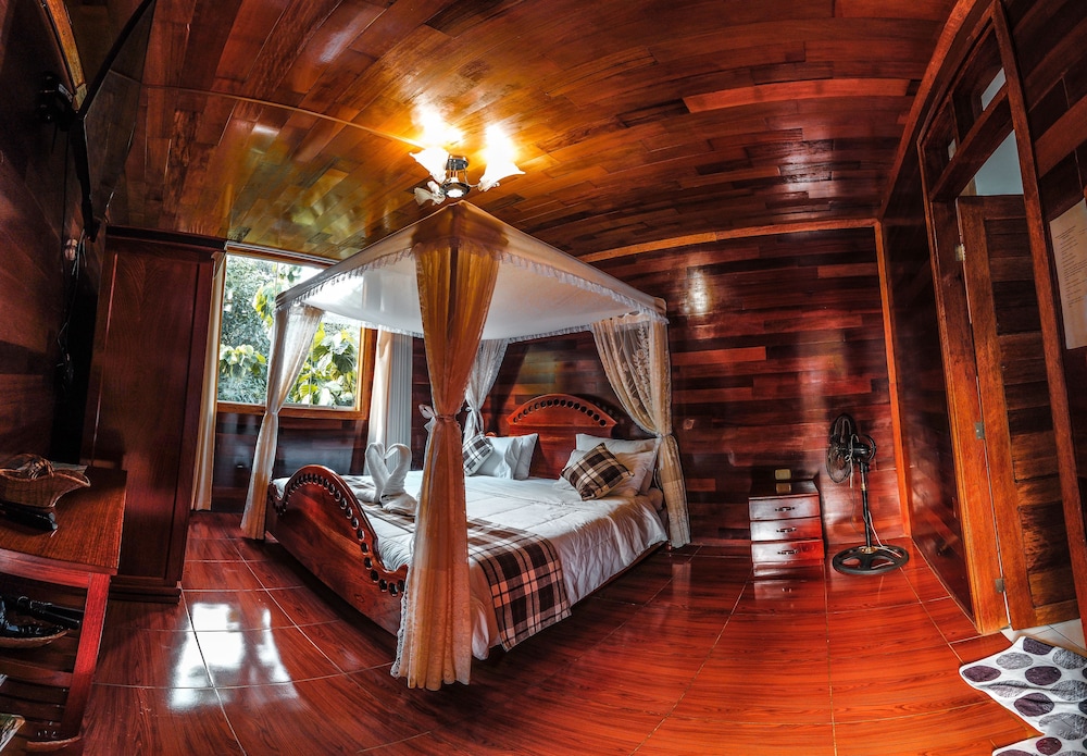 Superior Suite, 1 King Bed, Garden View photo 1