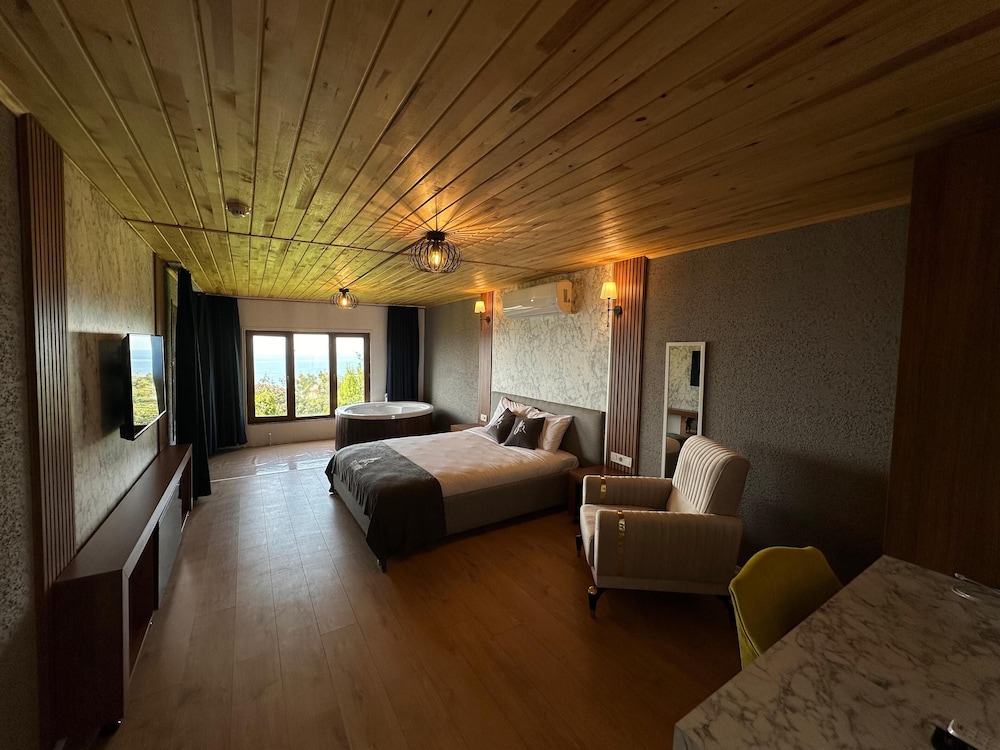 Luxury Bungalow, 3 Bedrooms, Balcony, Sea View