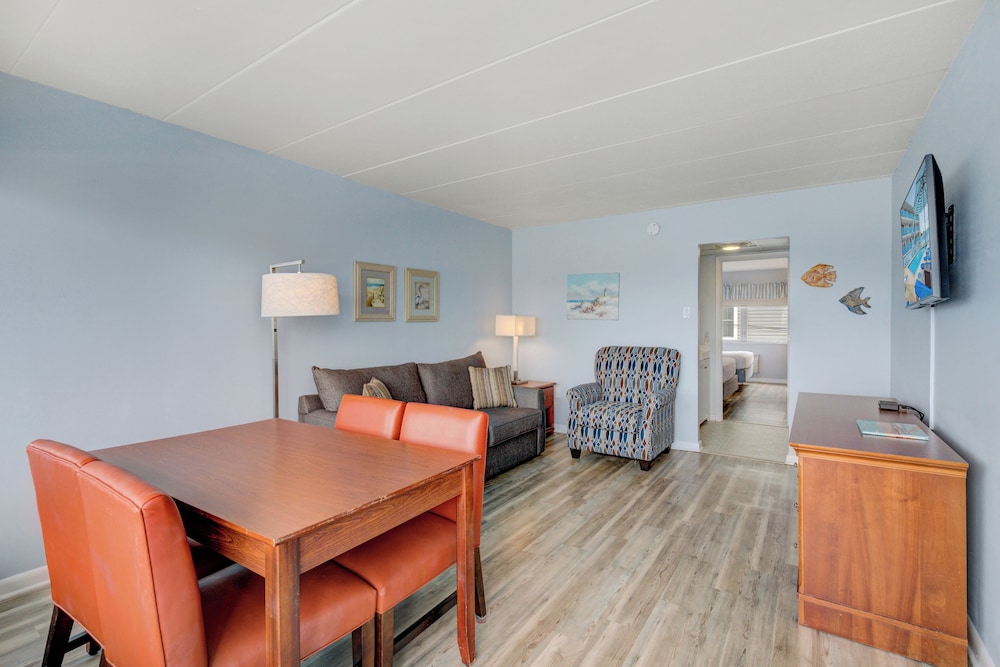 Suite 208 photo 1