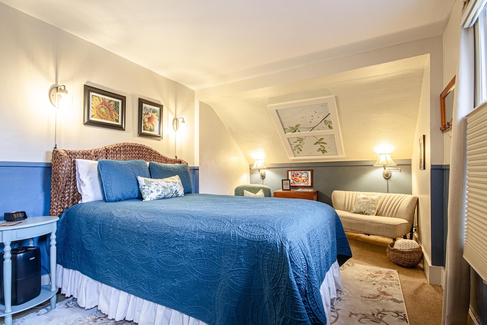 Artisan Market (Deluxe Room, Private Bathroom, Courtyard View)