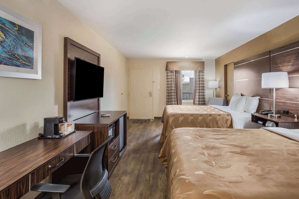 Standard Room, 2 Queen Beds, Non Smoking - Photo 4