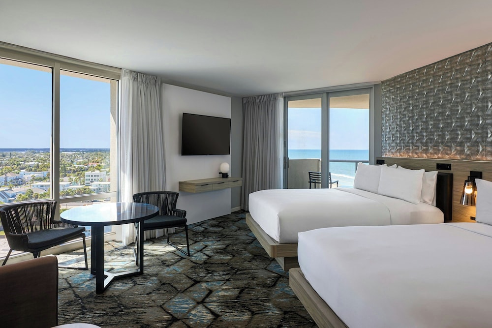 Room, Multiple Beds, City View (View)