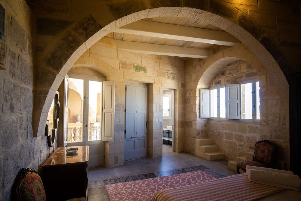 Superior Double Room, Ensuite ( King Room with balcony) - Photo 5