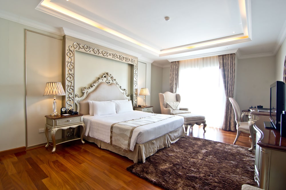 Deluxe pool view with jacuzzi