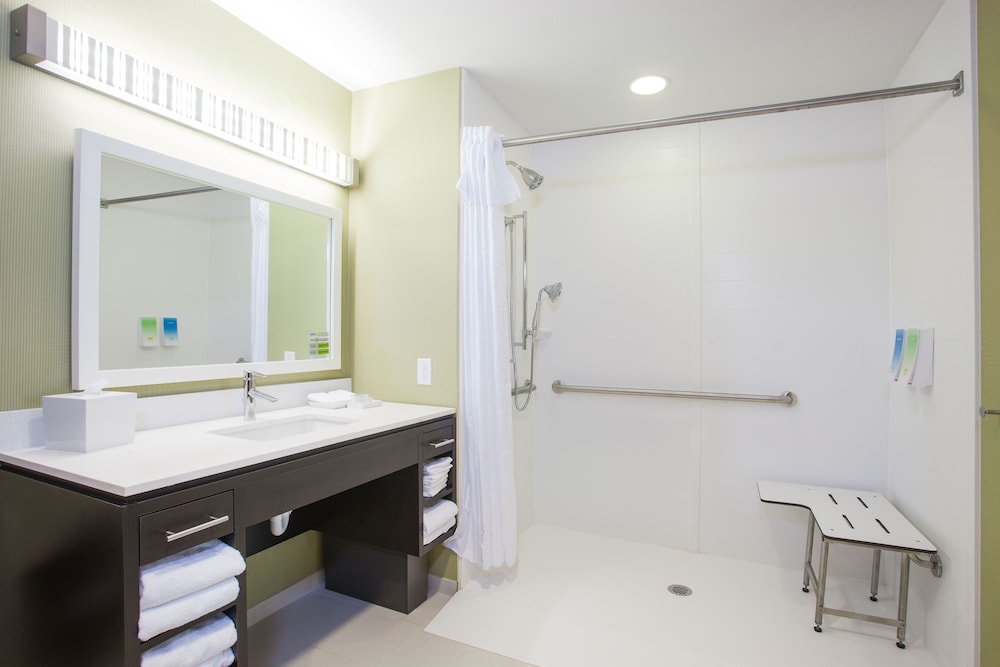 Studio, 1 King Bed, Accessible, Bathtub photo 3
