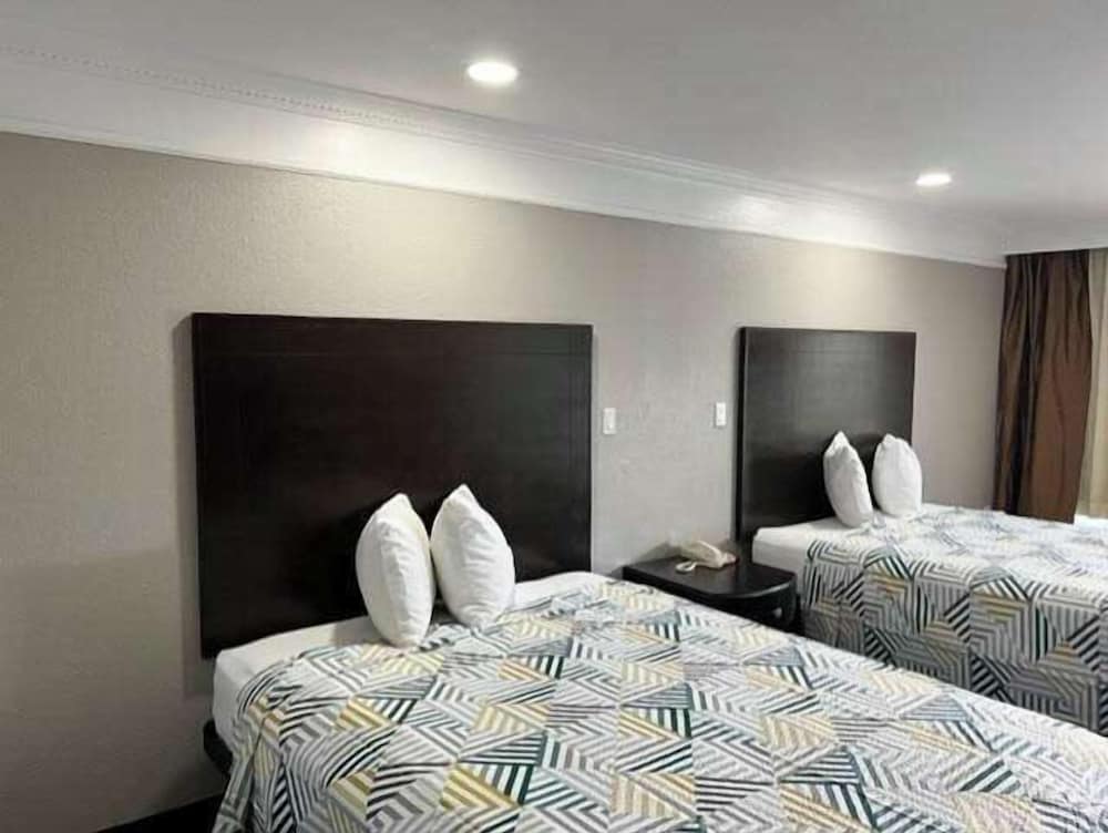Standard Room, 2 Queen Beds, Non Smoking photo 1
