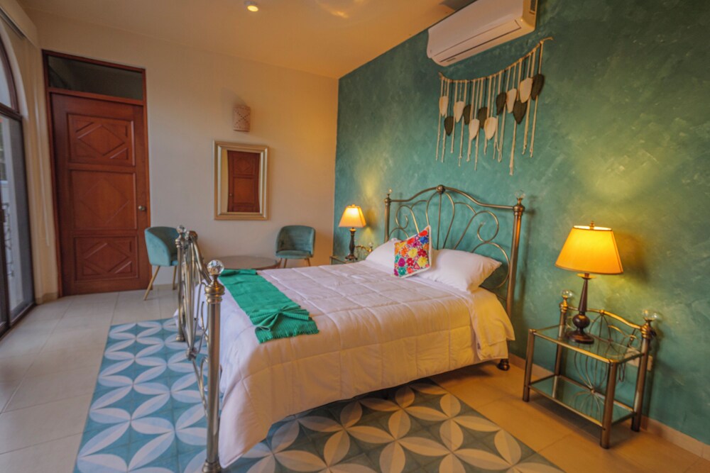 Classic Suite, 1 Queen Bed, Pool View