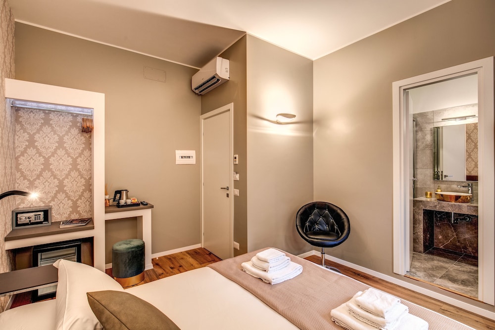 Standard Double Room, 1 King Bed, Non Smoking photo 3