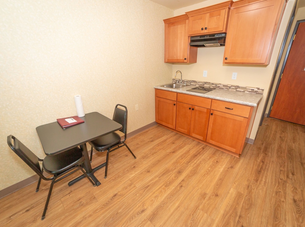 King Bed with Kitchenette (Pet Friendly) photo 2