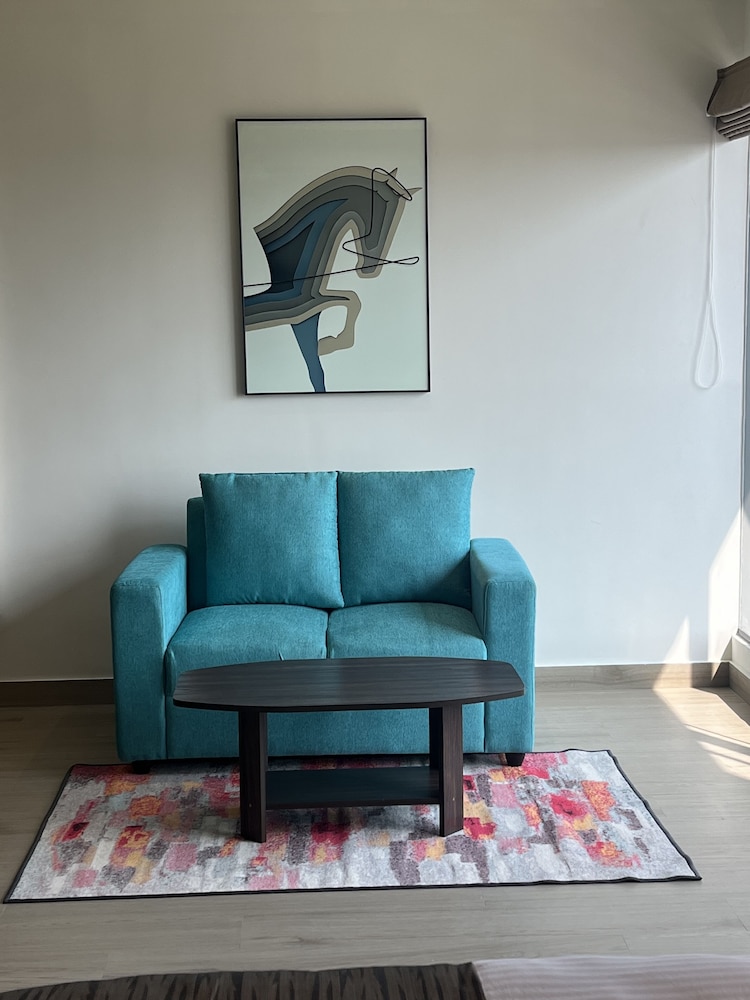 EXECUTIVE AIRPORT VIEW ROOMS with Free Airport Pick up/Drop - Photo 6