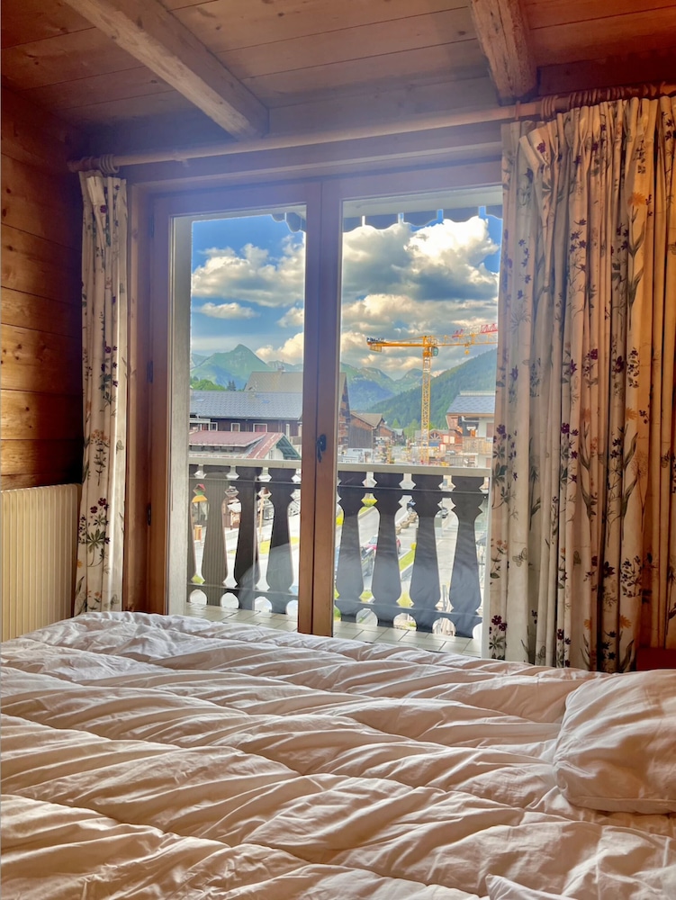 Classic Apartment, Balcony, Mountain View photo 2