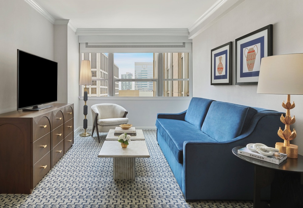 Junior Suite, 1 King Bed, Mobility Accessible (Accessible Tub)