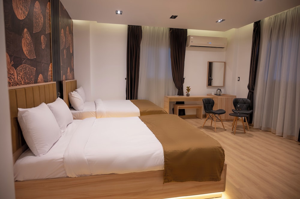 Deluxe Quadruple Room, 2 Queen Beds, Garden View photo 1
