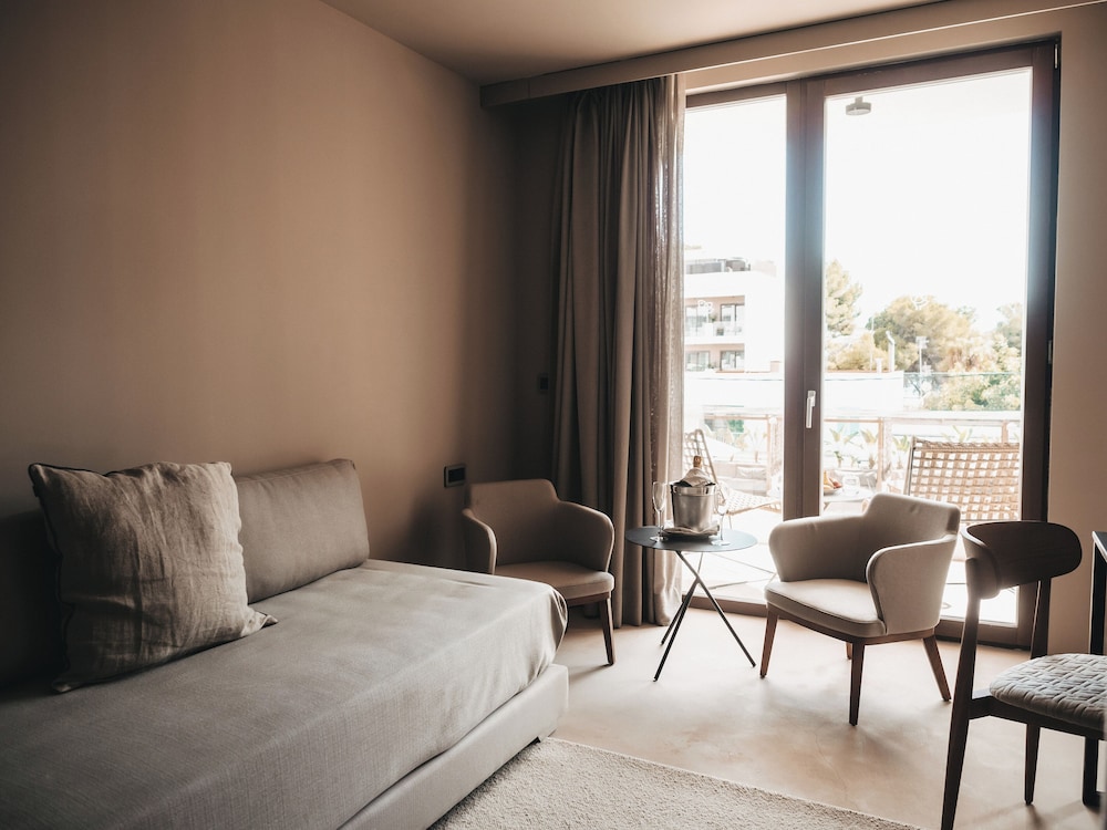 Deluxe Double Room, Balcony, Pool View thumbnail 6