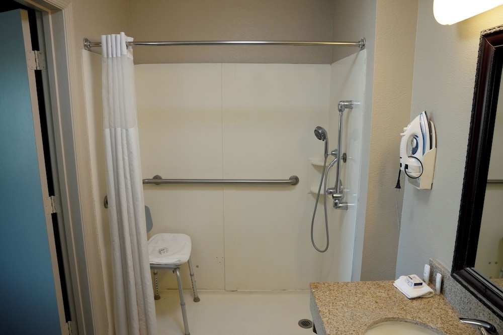 1 King Bed, Accessible Room, Non-Smoking - Photo 5