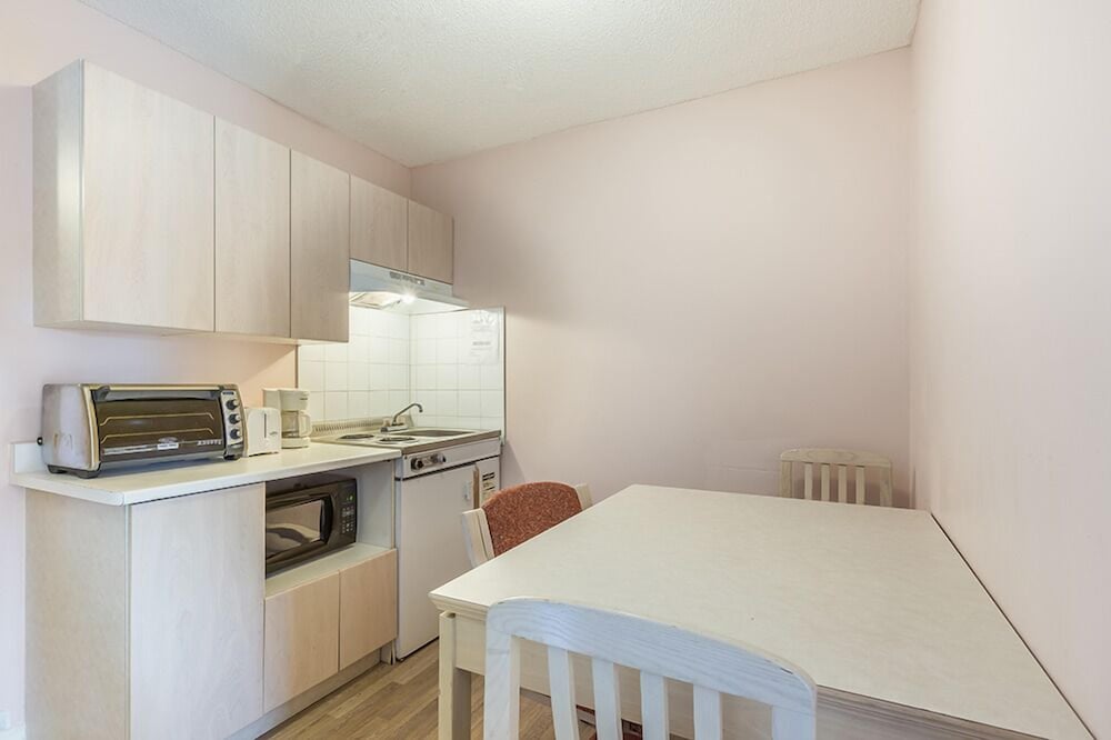 Standard room, 2 queen beds, kitchenette