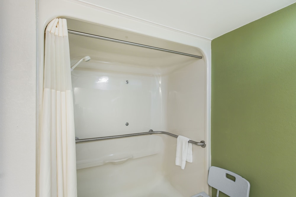Deluxe Room, 1 Queen Bed, Roll-in Shower photo 3