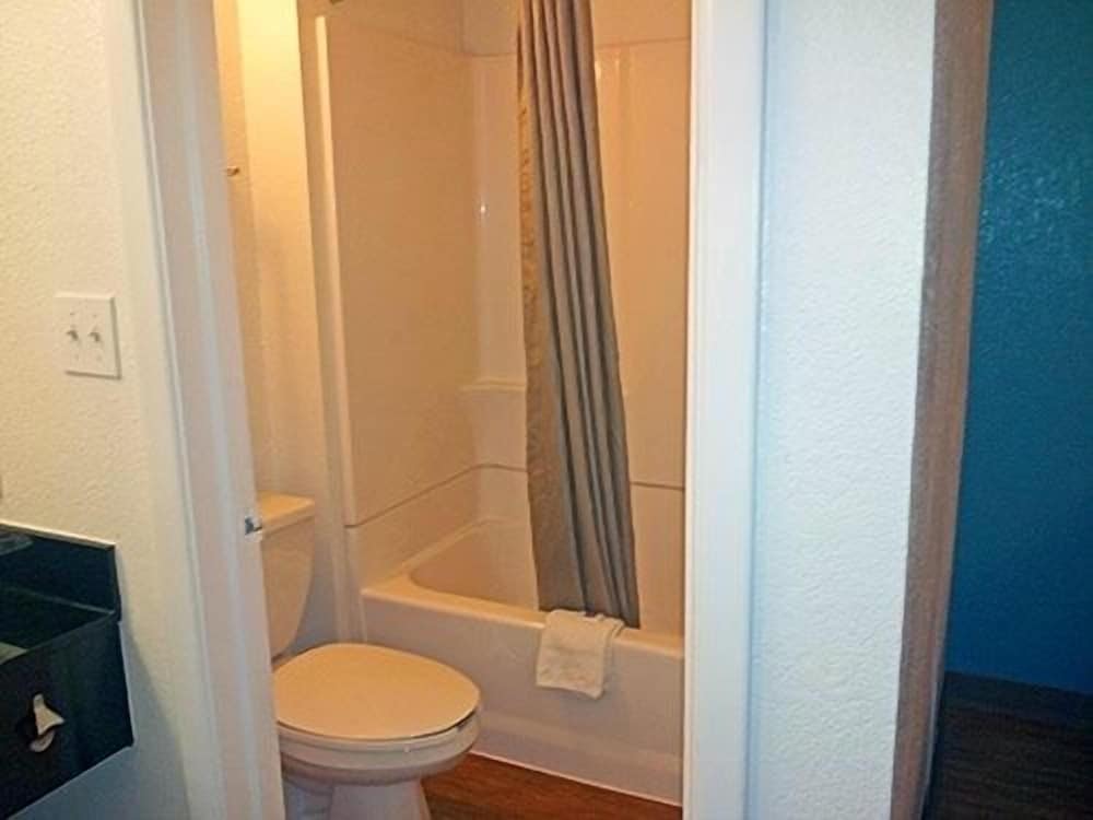 Standard Room, 2 Double Beds, Accessible, Non Smoking photo 3