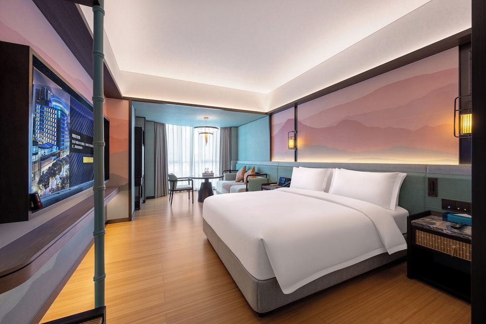 Signature Single Room, 1 Queen Bed, Non Smoking, City View