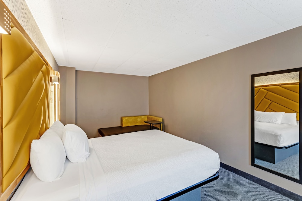 Room, 2 Bedrooms, Non Smoking (3 Queen Beds, Private Balcony) - Photo 7