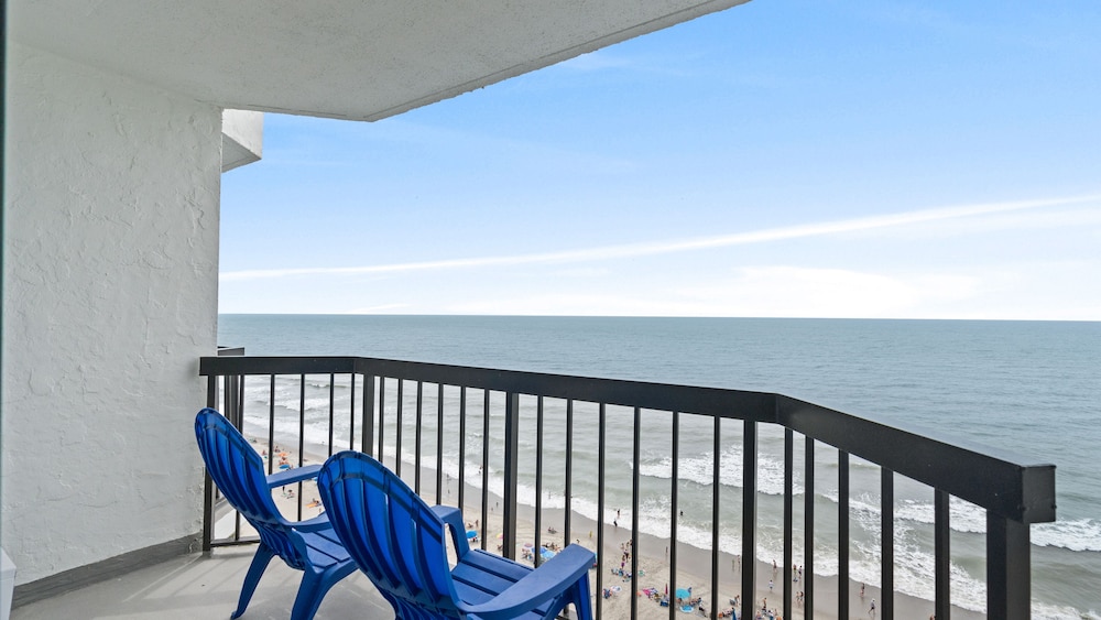 Luxury Suite, 1 King Bed, Balcony, Ocean View photo 3