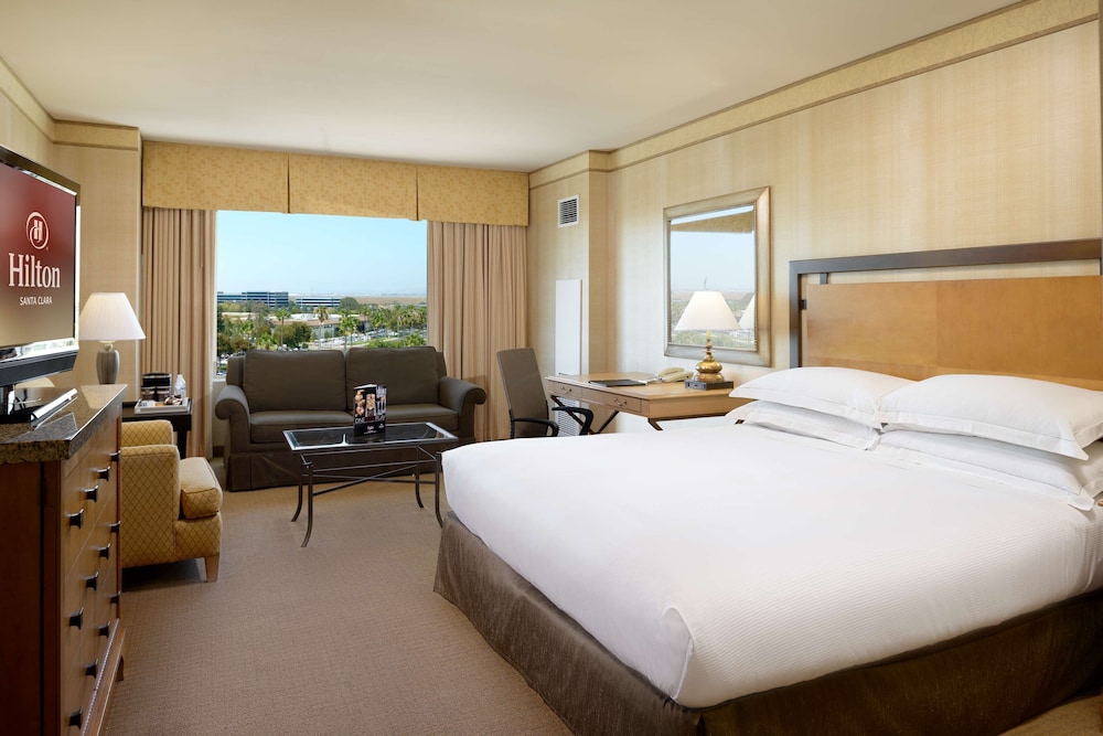 Deluxe Room, 1 King Bed, Accessible, Bathtub (Mobility Accessible) photo 3