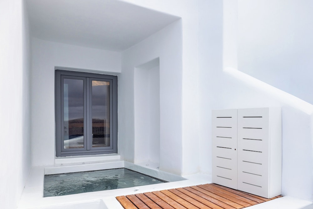 The Captain's Suite with Hot Tub & Caldera View - Photo 16