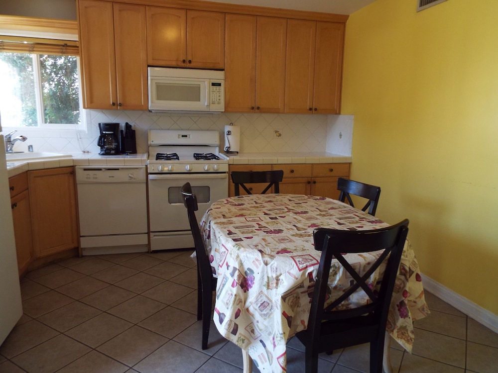 2 Bedroom 2 Bath Apartment photo 2