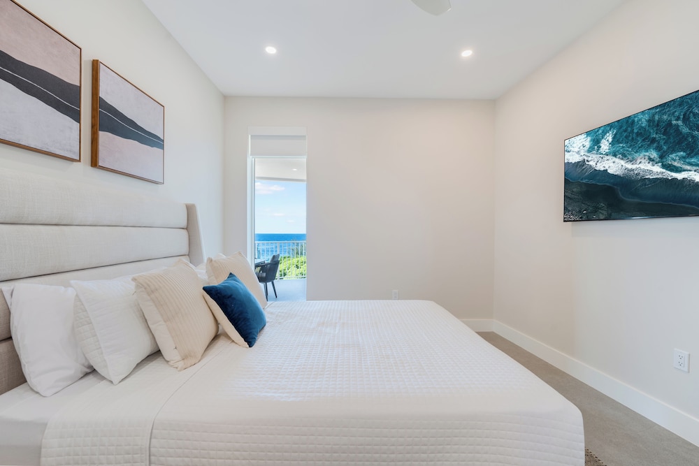 401 - 3 Bedroom Partial Ocean View (4th Floor) photo 2