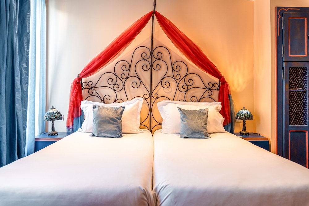 Deluxe Double Room thumbnail 5