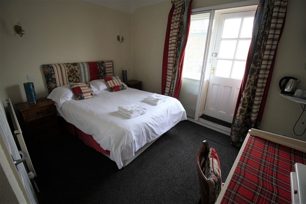 Economy Double Room, Ensuite photo 3