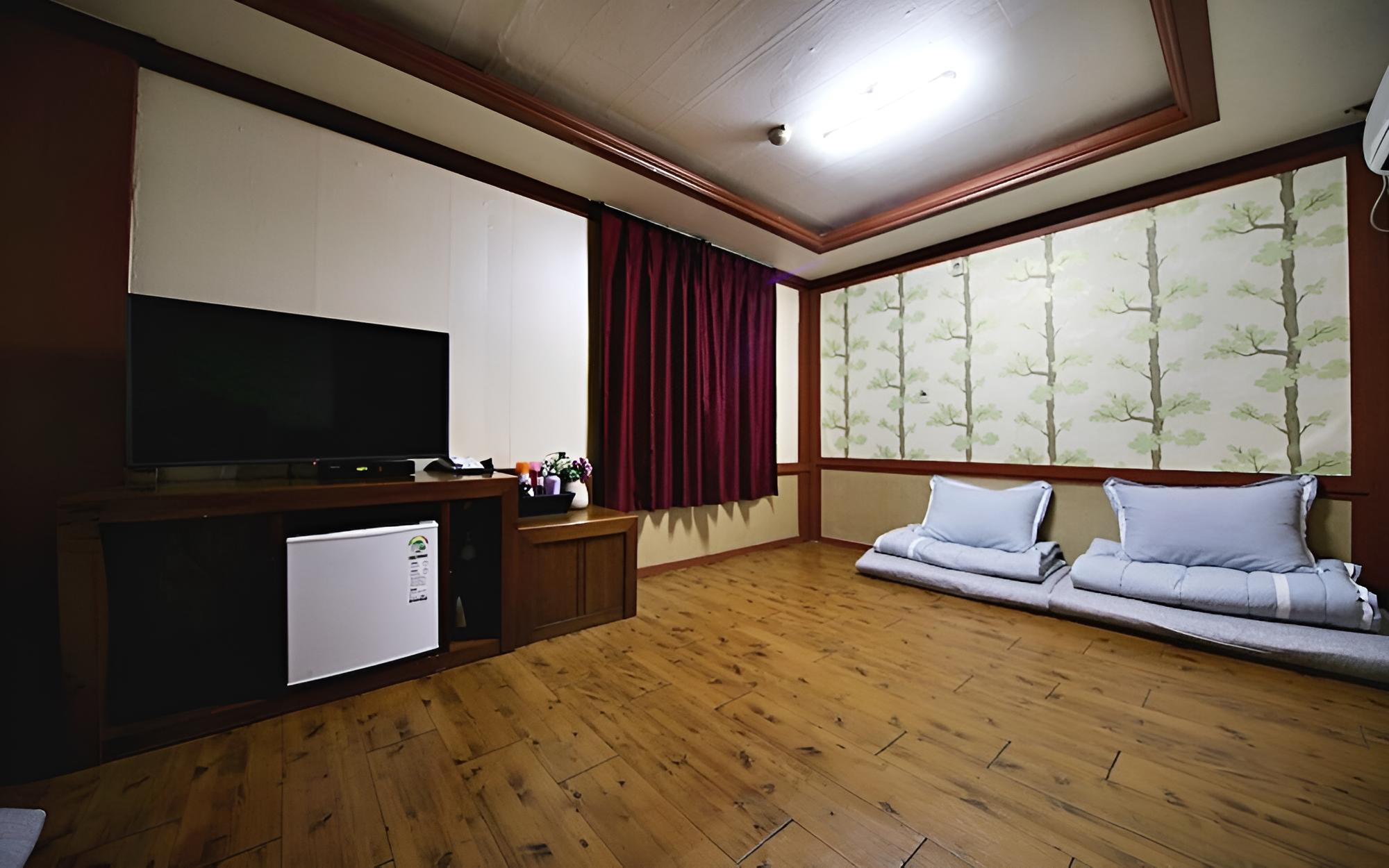 Room (On stone B (based on three people))
