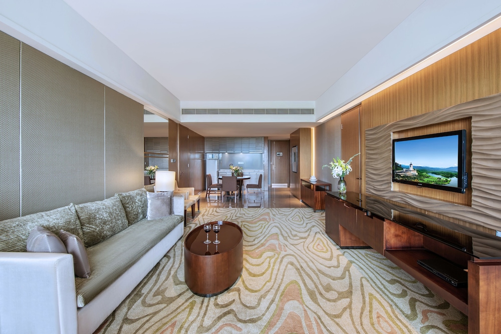 Grande Deluxe Suite With Lake View - Photo 8