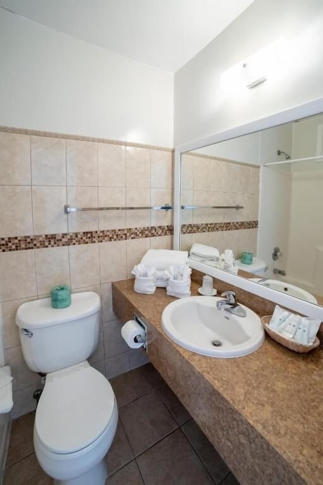 Standard Room, 1 King Bed, Ocean View photo 2