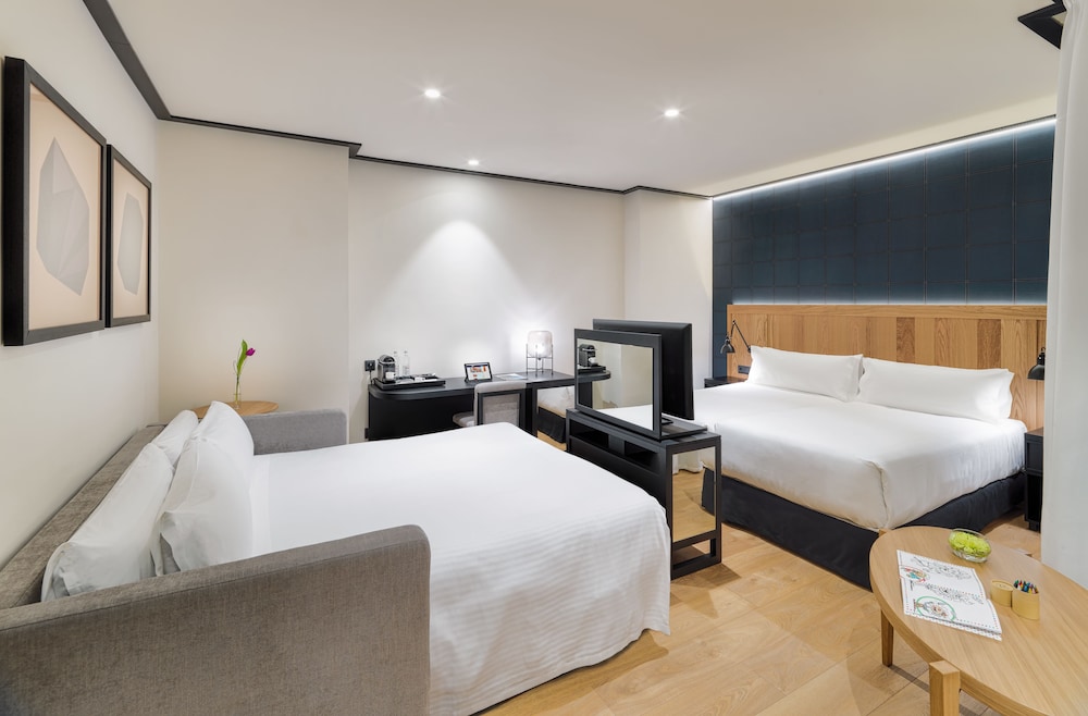 Superior Room (2 adults + 1 child) thumbnail 5