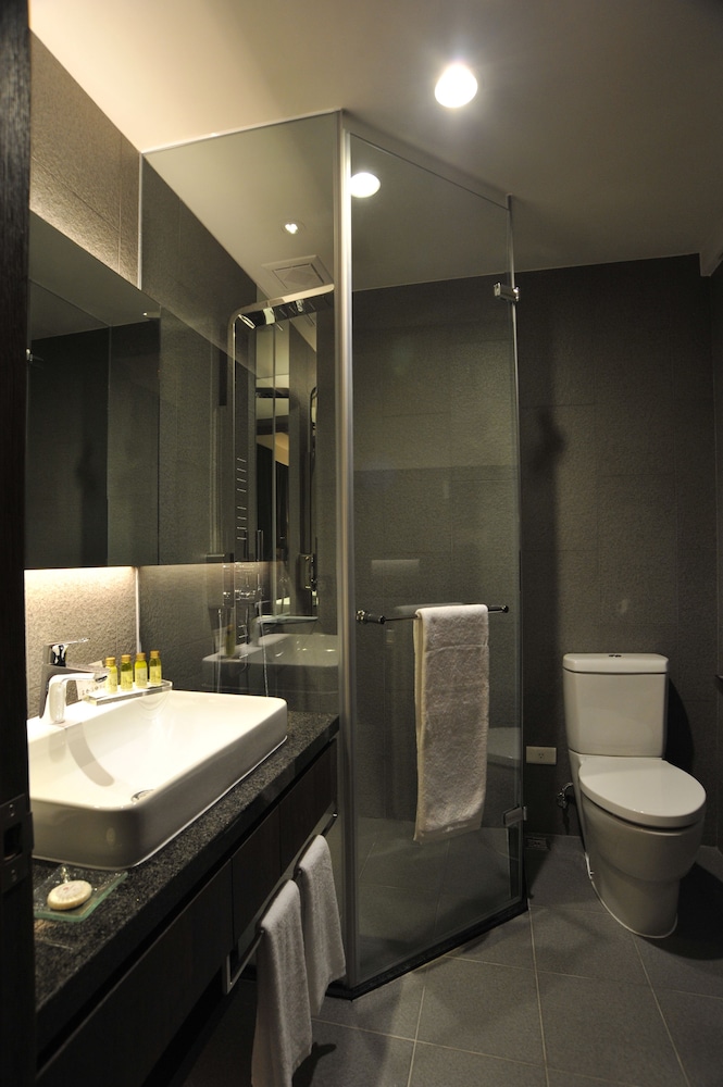 Deluxe Double Room thumbnail 5
